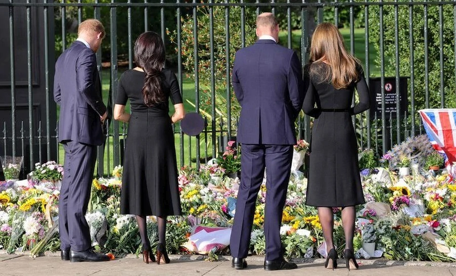 La familia real britanica visito los tributos florales dejados a la reina Isabel II 010 - La familia real británica visito los tributos florales dejados a la reina Isabel II