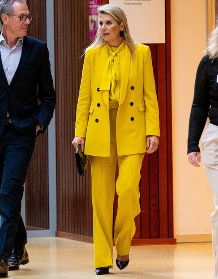 Blazer y pantalón cruzado ZARAZARA Blusa de raso amarillo con cuello anudado