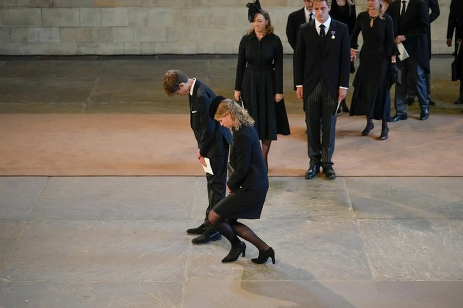 Lady Louise Windsor asiste al funeral de la reina Isabel II 002 - Lady Louise Windsor asiste al funeral de la reina Isabel II