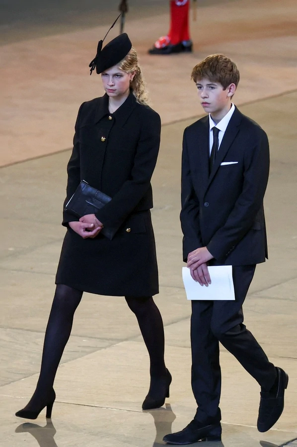 Lady Louise Windsor asiste al funeral de la reina Isabel II 003 - Lady Louise Windsor asiste al funeral de la reina Isabel II