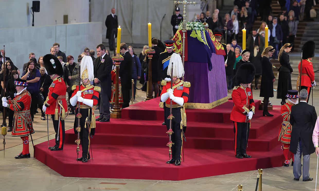 Los miembros de la realeza presentaron sus respetos a la reina Isabel II de inglaterra en Westminster Hall