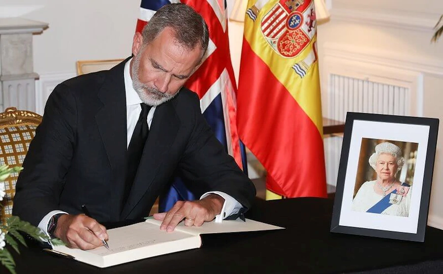 Los reyes de Espana presentan sus condolencias al pueblo del Reino Unido 004 - Los reyes de España presentan sus condolencias al pueblo del Reino Unido