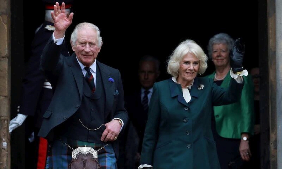 El rey Carlos III y la reina consorte 1 - El rey Carlos III y la reina consorte visitaron Dunfermline, Escocia