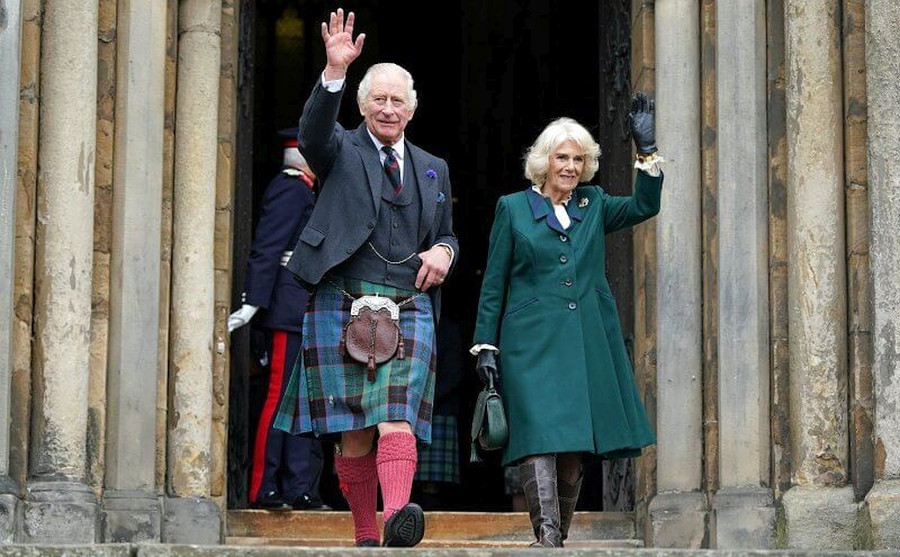 El rey Carlos III y la reina consorte visitaron Dunfermline, Escocia