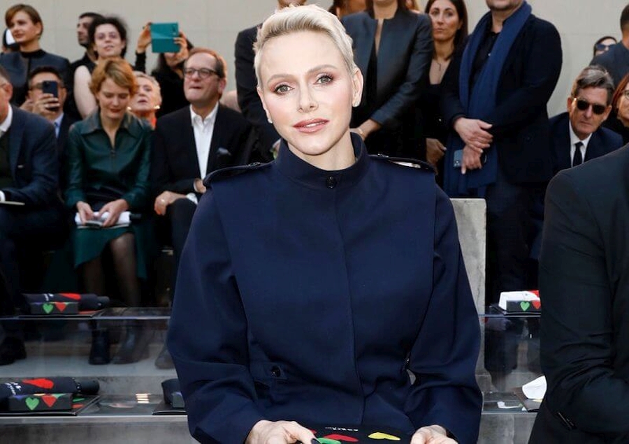 La princesa Charlene asistio a la Semana de la Moda de Paris 7 - La princesa Charlene asiste al desfile Primavera/Verano 2023 de Akris Womensware en París