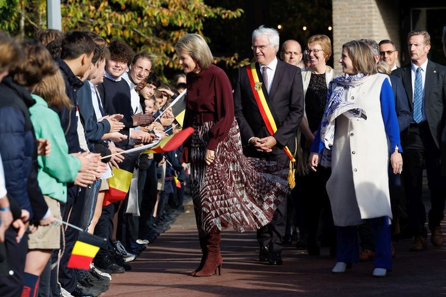 La reina Matilde de Belgica visita Ter Groene Poorte en Brujas 007 - La reina Mathilde de Bélgica visita Ter Groene Poorte en Brujas