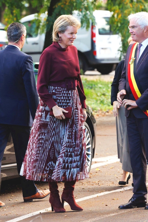La reina Matilde de Belgica visita Ter Groene Poorte en Brujas 009 - La reina Mathilde de Bélgica visita Ter Groene Poorte en Brujas
