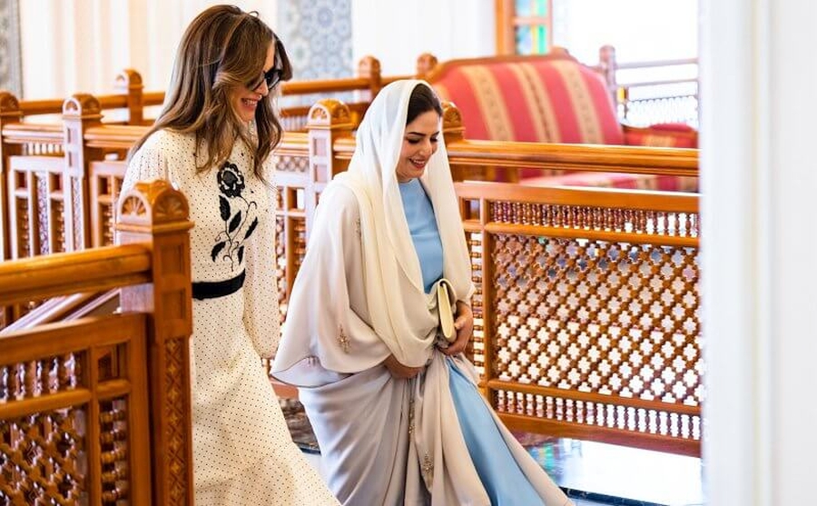 Lady Assayida Ahd Abdullah Hamed Al Busaidi, esposa del Sultán de Omán, dio la bienvenida a la Reina Rania en el Palacio Al Alam en Mascate.