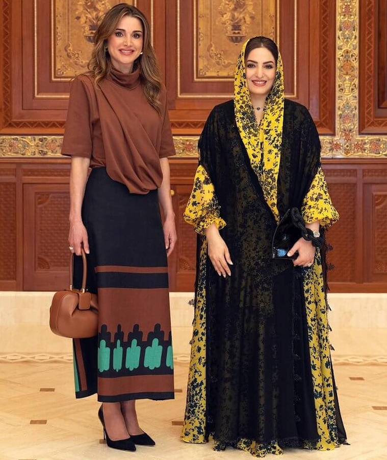 Lady Assayida Ahd Abdullah Hamed Al Busaidi, esposa del Sultán de Omán, dio la bienvenida a la Reina Rania en el Palacio Al Alam en Mascate.En el segundo día de su visita oficial a Omán, el Rey, la Reina y el Príncipe Heredero visitaron el Museo Nacional de Omán y la Casa de las Artes Musicales en la Royal Opera House de Muscat. El Rey, la Reina y el Príncipe heredero recibieron información sobre las colecciones y artefactos del museo, que reflejan el patrimonio, la historia y la cultura de Omán.Vestido midi de lunares con bordado floral de Giambattista ValliTop Lucid Dream de Johanna Ortiz y falda midi Musical Mode