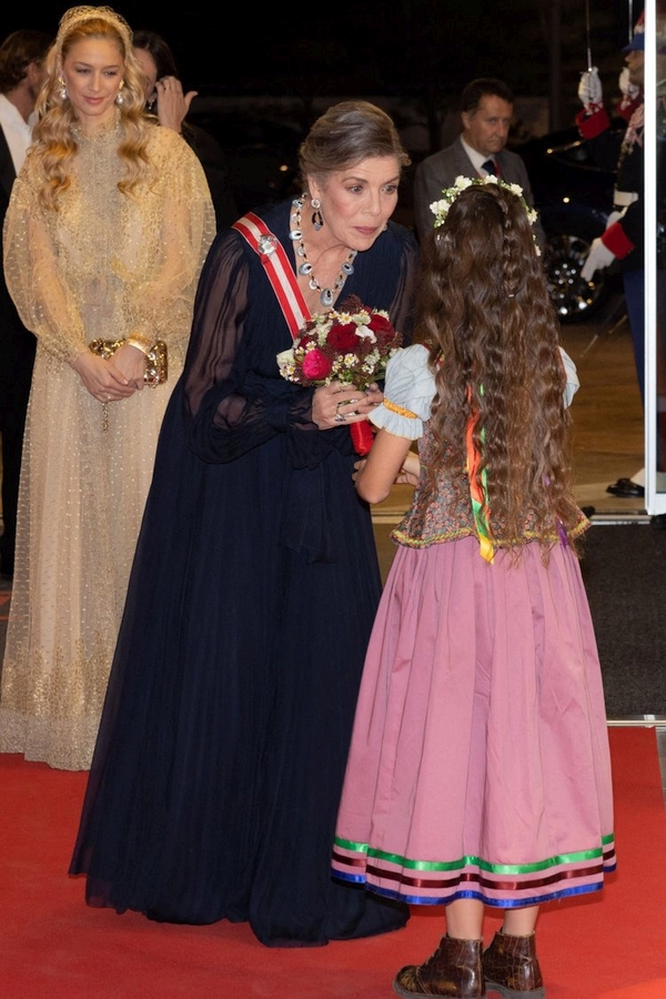 La princesa Carolina es recibida por una joven vestida de palladiana
