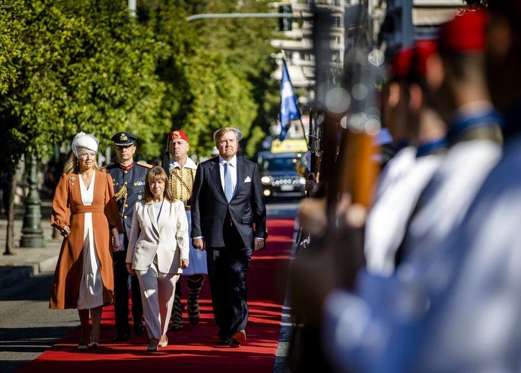 ATHENE – Koning Willem-Alexander en koningin Maxima worden verwelkomd door president Katerina Sakellaropoulou (M) op het presidentieel paleis. Het koningspaar brengt een driedaags bezoek aan Griekenland. ANP POOL SEM VAN DER WAL