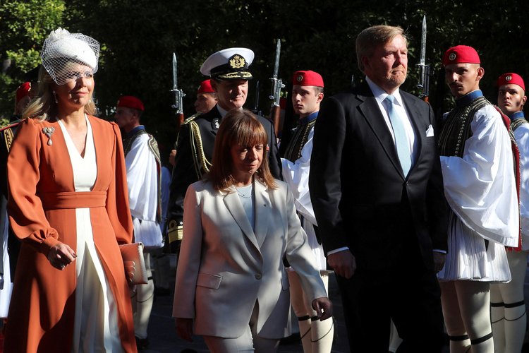 Greek President Katerina Sakellaropoulou, King Willem-Alexander of the Netherlands and his wife Queen Maxima inspect a guard of honour during a welcome ceremony at the Tomb of the Unknown Soldier in Athens, Greece, October 31, 2022. REUTERS/Costas Baltas