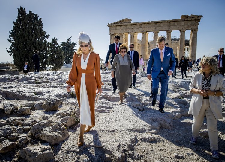ATHENE – Koning Willem-Alexander en koningin Maxima brengen een bezoek aan de Akropolis, waarbij tijdens een wandeling onder meer het Erechtheion en het Parthenon werden bezichtigd. Het koningspaar brengt een driedaags bezoek aan Griekenland. ANP SEM VAN DER WAL