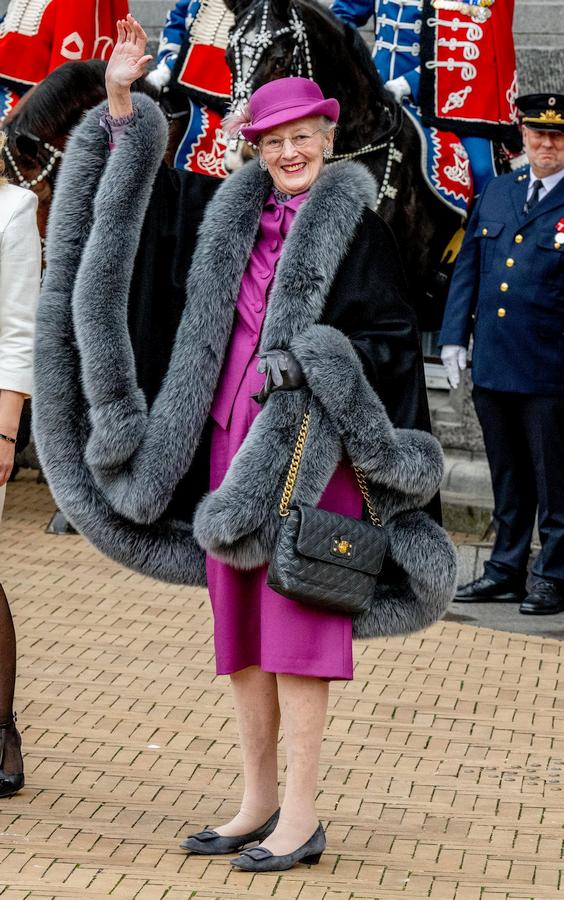 La reina Margarita II de Dinamarca llega para el almuerzo oficial organizado por la ciudad de Copenhague que celebra su Jubileo de Oro en el Ayuntamiento el 12 de noviembre de 2022 en Copenhague, Dinamarca.