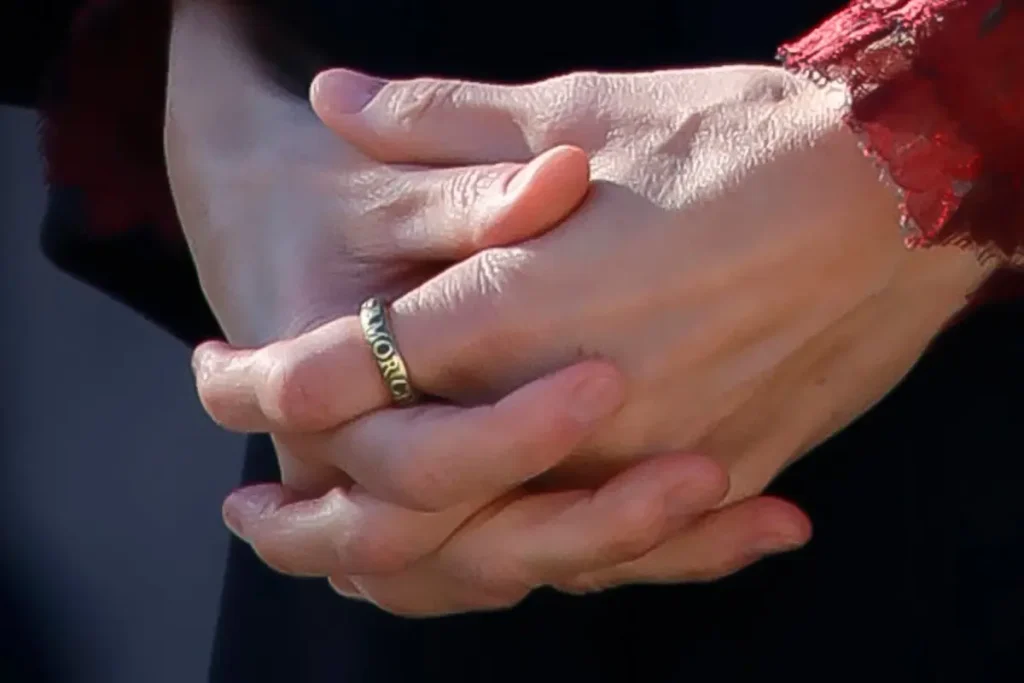 el singular anillo con mensaje que ha estrenado la reina letizia 1024x683 - El anillo con mensaje de la Reina Letizia