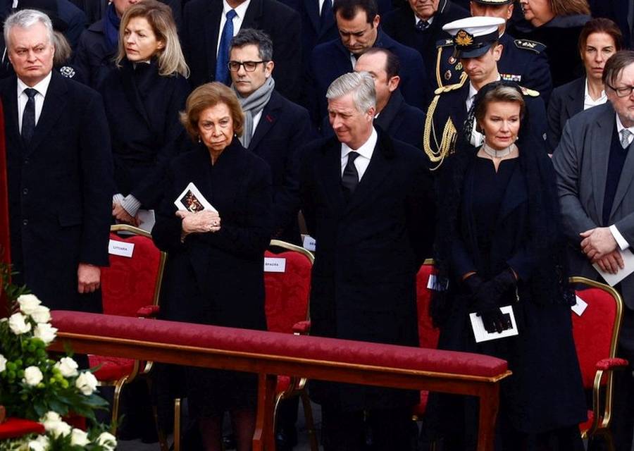 Los reyes de Bélgica y la reina Sofía asisten al funeral  del Papa emérito Benedicto XVI