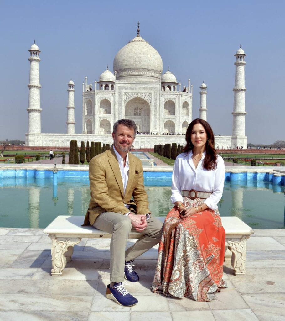 Los principes herederos de Dinamarca 07 910x1024 - Los príncipes herederos de Dinamarca visitaron el Taj Mahal en Agra