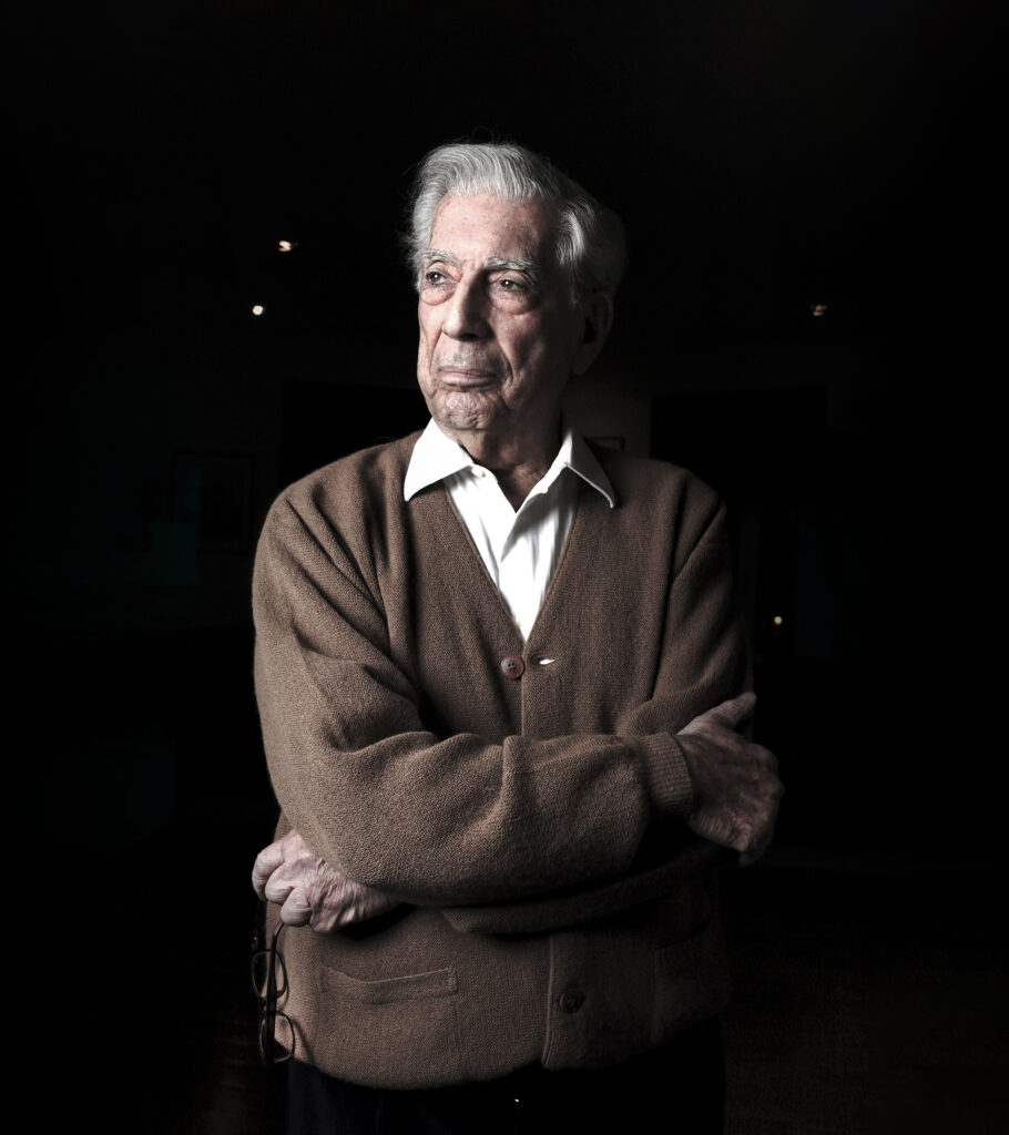 Mario Vargas Llosa 910x1024 - La venganza de Mario Vargas Llosa