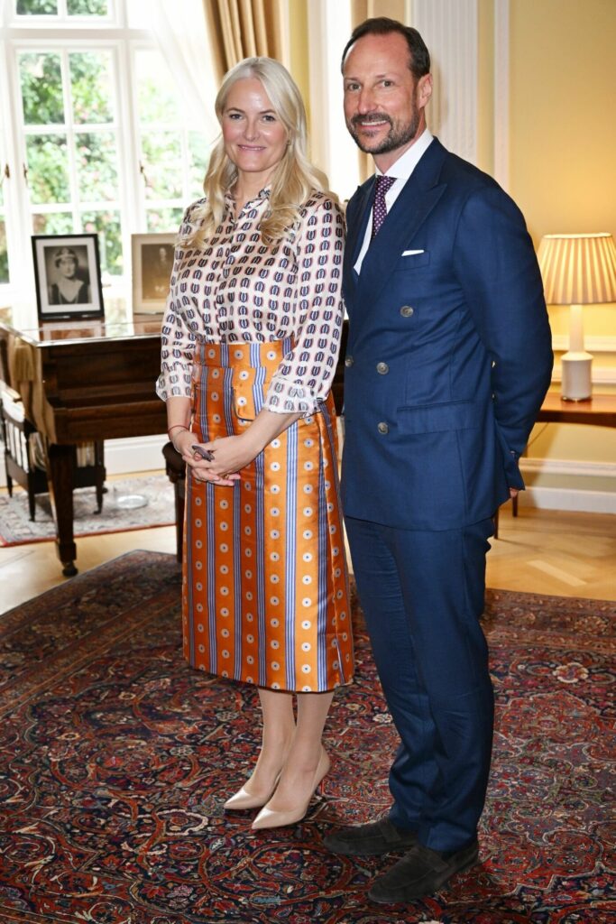 El Principe Heredero y la Princesa Heredera de Noruega visitan la Embajada de Noruega en Londres 1 683x1024 - Los príncipes herederos de Noruega visitan el Reino Unido