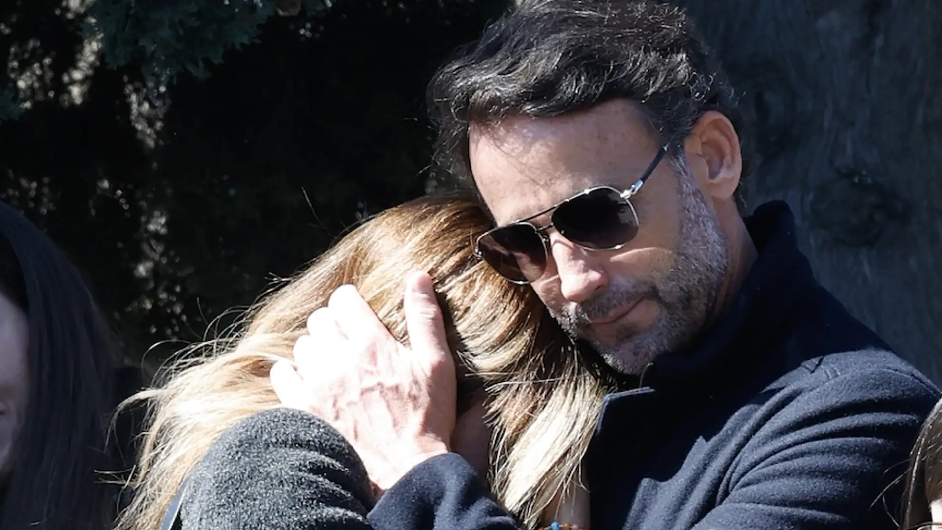 Lara Dibildos recibe consuelo de su ex Álvaro Muñoz Escassi en el funeral de su madre