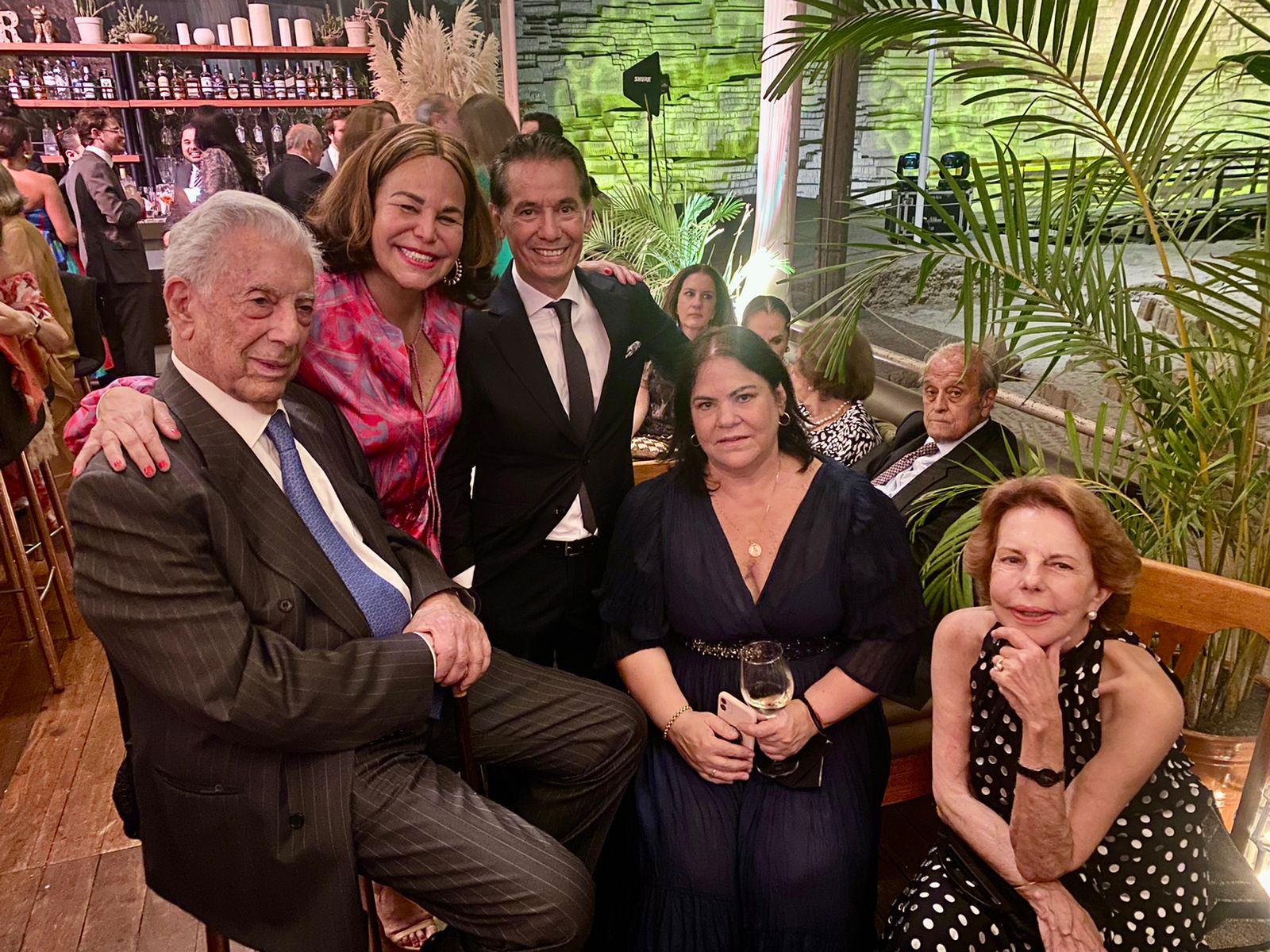 ¡Mario Vargas Llosa y su ex juntos de nuevo! Descubre el sorprendente motivo detrás de su reunión en Lima
