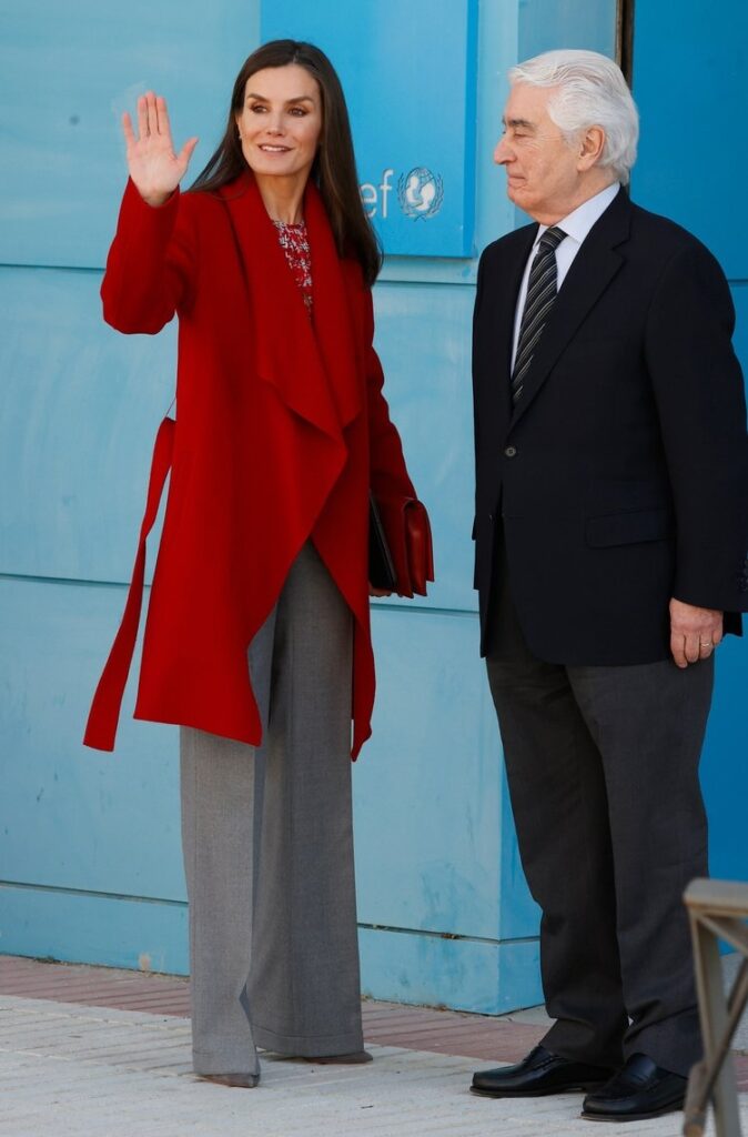 Reina Letizia asiste a reunion en UNICEF Madrid 3 674x1024 - La Reina Letizia asiste a reunión en UNICEF Madrid