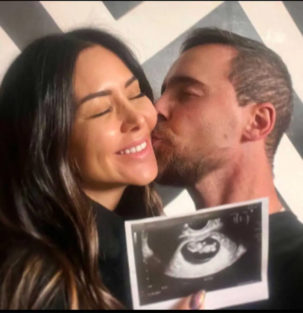 Vania Millan anuncia su embarazo junto a su esposo Julian Bayon tras superar dificultades en el proceso de fertilidad - "¡Embarazo sorpresa! Vania Millán y Julián Bayón esperan a su primer hijo"