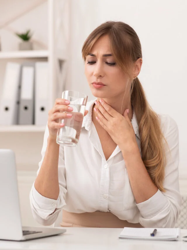 mujer dolor garganta 1 - Aliviar el dolor de garganta