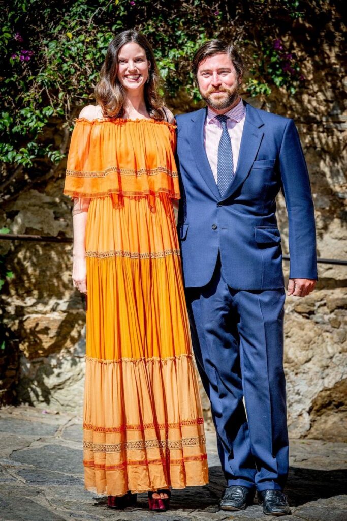 La princesa Marie-Astrid de Liechtenstein y su esposo Emanuele Musini asisten a la boda religiosa de la princesa Alexandra de Luxemburgo y Nicolas Bagory el 29 de abril de 2023 en Bormes-les-Mimosas, Francia.