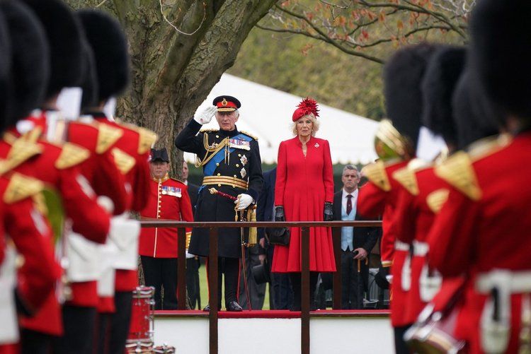 Los reyes del Reino Unido asisten a la presentacion de nuevos estandares y colores en el Palacio de Buckingham 2 - Los reyes del Reino Unido asisten a la presentación de nuevos estándares y colores en el Palacio de Buckingham