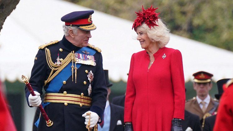 Los reyes del Reino Unido asisten a la presentación de nuevos estándares y colores en el Palacio de Buckingham