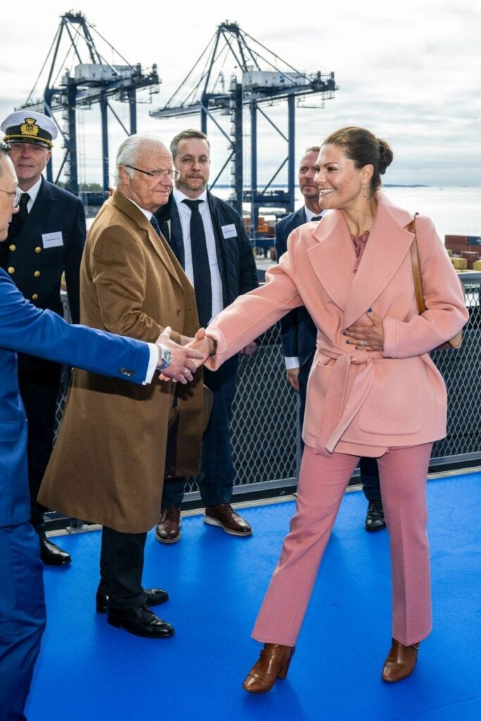 Victoria de Suecia Norvik de Estocolmo 1 683x1024 - La princesa Victoria de Suecia asiste a la inauguración del puerto Norvik de Estocolmo