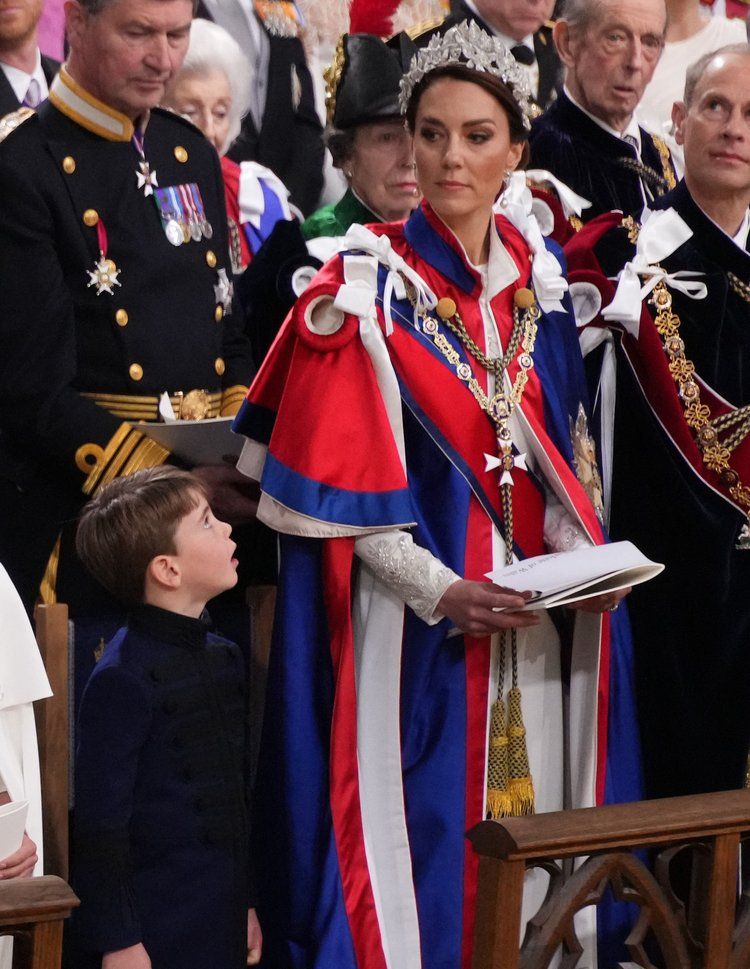 Kate Middleton rinde homenaje a Lady Di y la Reina Isabel II con su look en la coronacion de Carlos III 4 - ¡El look de Kate Middleton en la coronación de Carlos III sorprende con su homenaje a Lady Di y la Reina Isabel II!