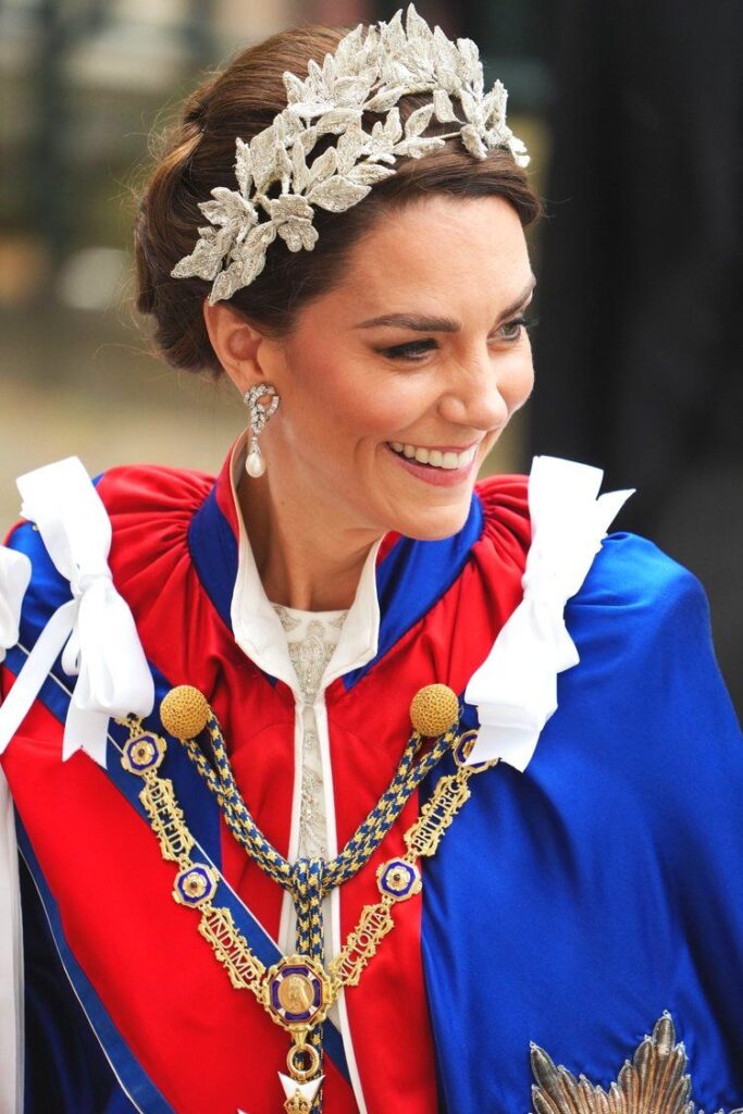 Kate Middleton rinde homenaje a Lady Di y la Reina Isabel II con su look en la coronacion de Carlos III 5 683x1024 - ¡El look de Kate Middleton en la coronación de Carlos III sorprende con su homenaje a Lady Di y la Reina Isabel II!