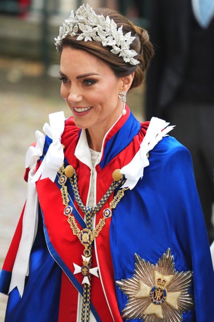 Kate Middleton rinde homenaje a Lady Di y la Reina Isabel II con su look en la coronacion de Carlos III 6 683x1024 - ¡El look de Kate Middleton en la coronación de Carlos III sorprende con su homenaje a Lady Di y la Reina Isabel II!