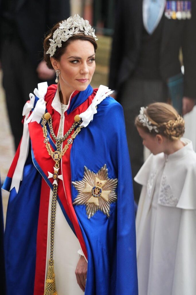 Kate Middleton rinde homenaje a Lady Di y la Reina Isabel II con su look en la coronacion de Carlos III 7 683x1024 - ¡El look de Kate Middleton en la coronación de Carlos III sorprende con su homenaje a Lady Di y la Reina Isabel II!