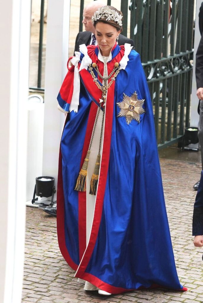 Kate Middleton rinde homenaje a Lady Di y la Reina Isabel II con su look en la coronacion de Carlos III 8 686x1024 - ¡El look de Kate Middleton en la coronación de Carlos III sorprende con su homenaje a Lady Di y la Reina Isabel II!