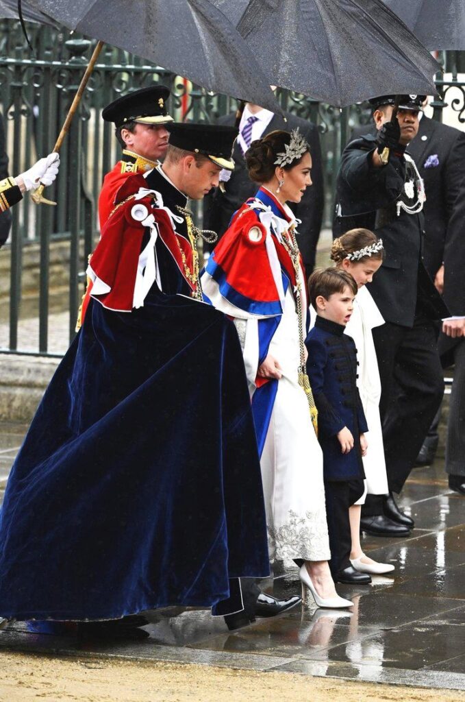 Kate Middleton rinde homenaje a Lady Di y la Reina Isabel II con su look en la coronacion de Carlos III 9 679x1024 - ¡El look de Kate Middleton en la coronación de Carlos III sorprende con su homenaje a Lady Di y la Reina Isabel II!