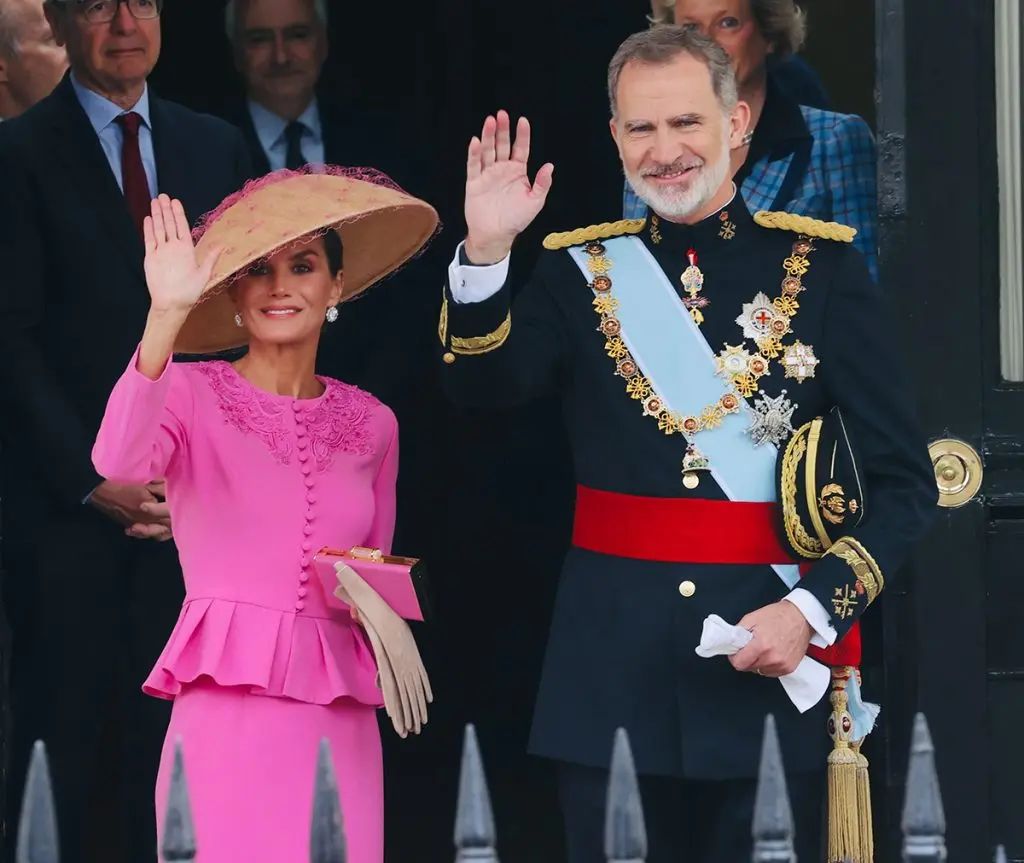 REINA LETICIA VESTIDO CORONACION DE CARLOS iii3 - La Reina Letizia brilla en la Coronación de Carlos III y Camilla