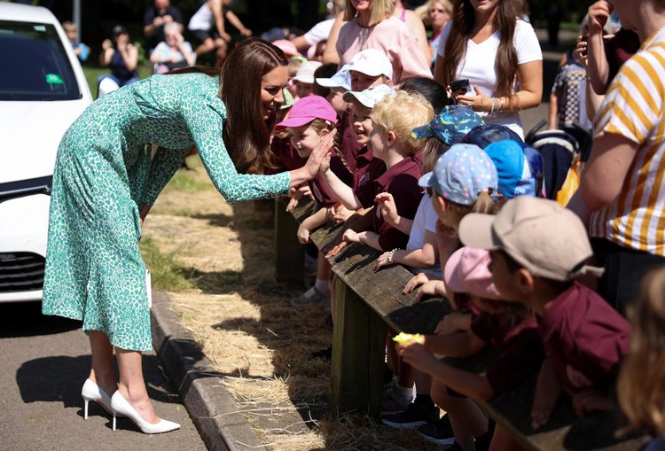 NUNEATON, ENGLAND – JUNE 15: Catherine, Princess of Wales greets children as she visits field study health visitors at Riversley Park Children’s Centre on June 15, 2023 in Nuneaton, England. (Photo by Phil Noble – WPA Pool/Getty Images)