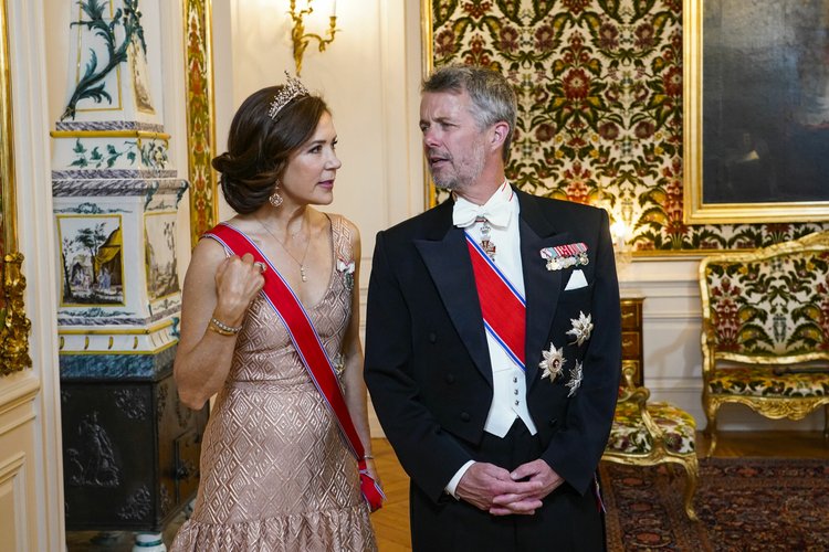 Los principes herederos de Dinamarca 1 - La reina Margarita II organiza un banquete de estado en honor del rey y la reina de Noruega