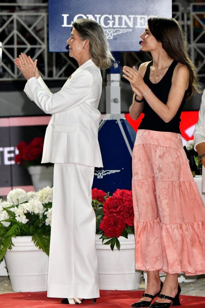 La princesa Carolina de Hannover y Charlotte Casiraghi 3 683x1024 - La princesa Carolina y Charlotte Casiraghi asisten al Longines Global Champions Tour 2023