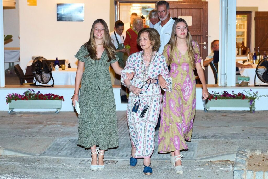 Cena informal en Mallorca2 1 1024x683 - La Princesa de Asturias, la Reina Sofía y la Infanta Sofía asisten a una cena informal en Mallorca