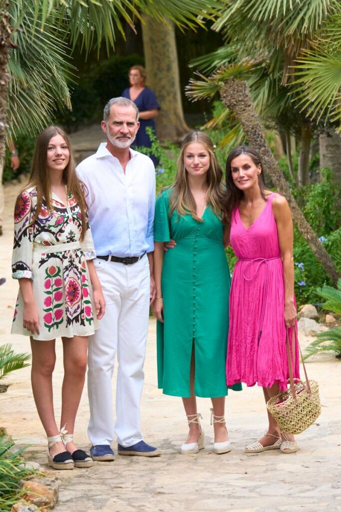 El verano de La Familia Real de Espana04 683x1024 - La Familia Real de España organiza el Summer Photo Call 2023 en Palma de Mallorca