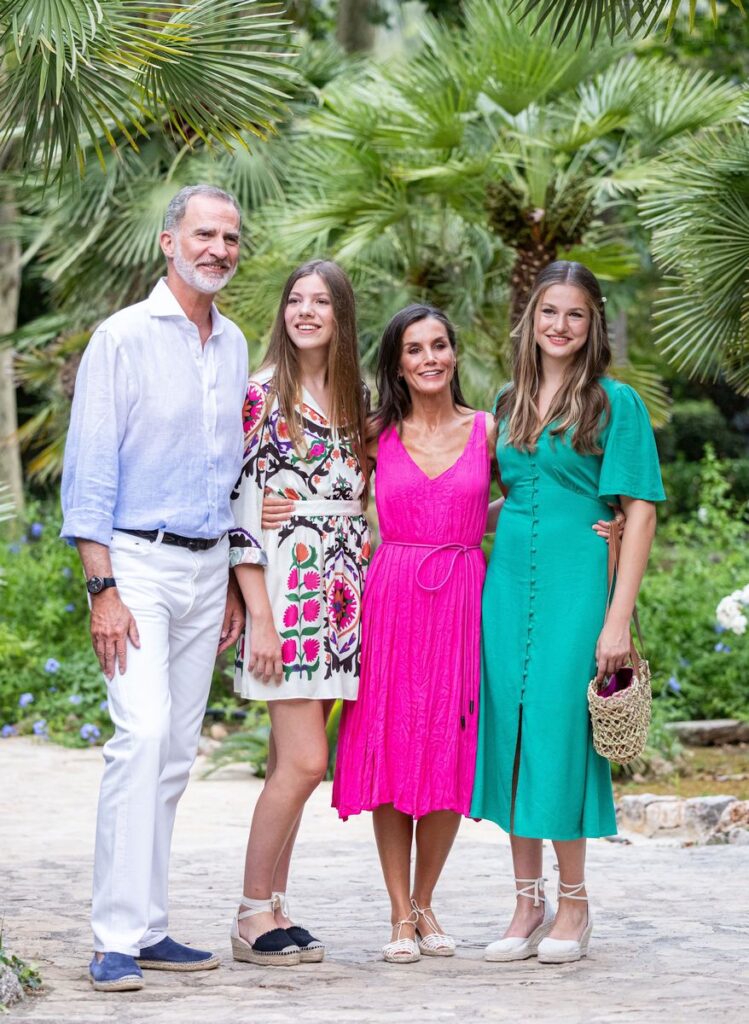 El verano de La Familia Real de Espana05 749x1024 - La Familia Real de España organiza el Summer Photo Call 2023 en Palma de Mallorca