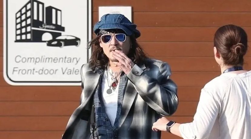 Johnny Depp caminando con la ayuda de un baston - Revista