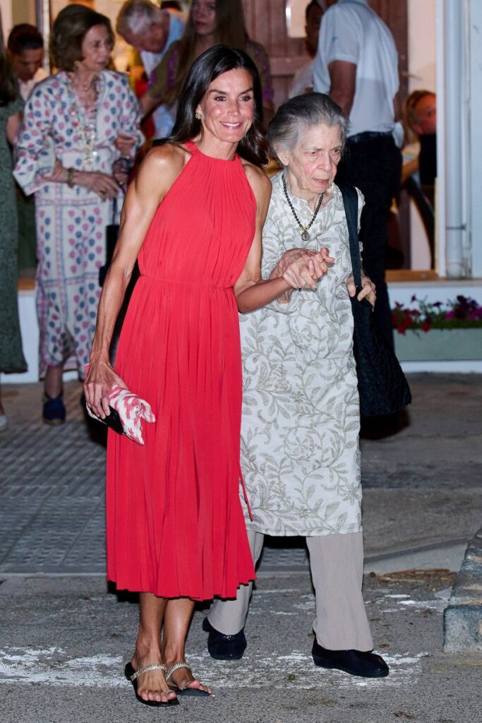 La Familia Real de Espana asiste a una cena informal en Mallorca 1 683x1024 - La Princesa de Asturias, la Reina Sofía y la Infanta Sofía asisten a una cena informal en Mallorca