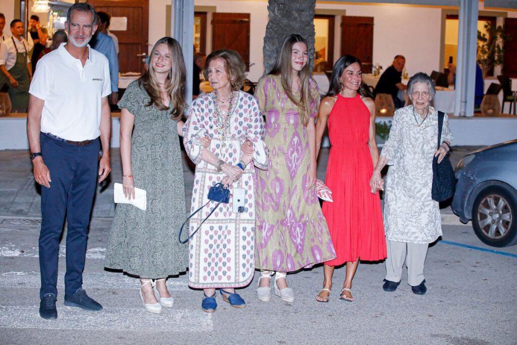 La Familia Real de Espana asiste a una cena informal en Mallorca 2 1024x683 - La Princesa de Asturias, la Reina Sofía y la Infanta Sofía asisten a una cena informal en Mallorca