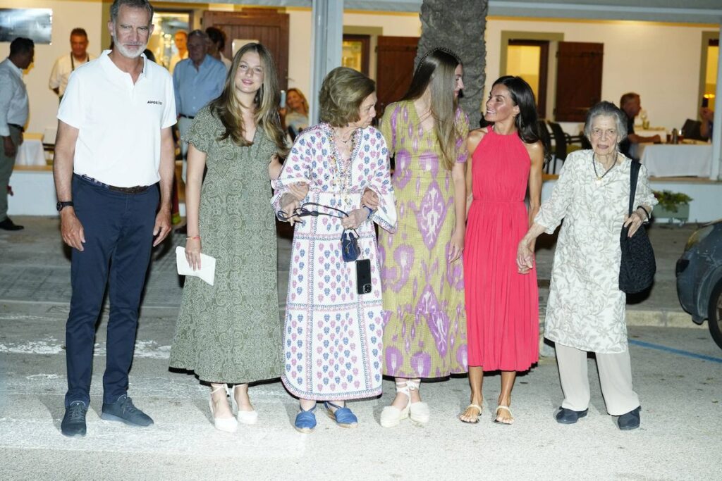 La Familia Real de Espana asiste a una cena informal en Mallorca 3 1024x683 - La Princesa de Asturias, la Reina Sofía y la Infanta Sofía asisten a una cena informal en Mallorca