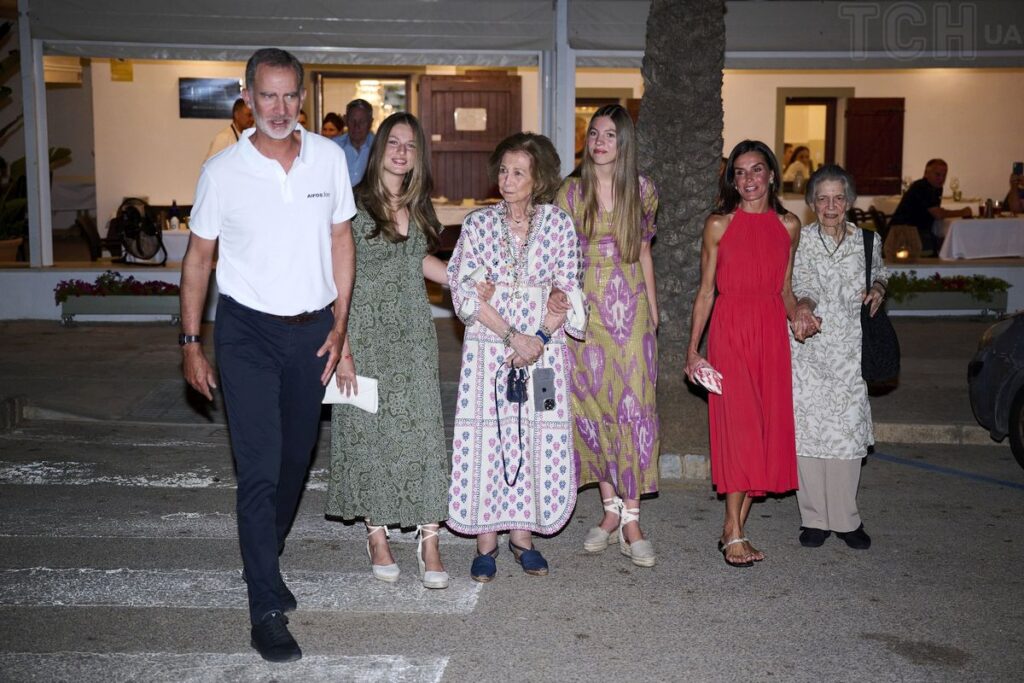 La Familia Real de Espana asiste a una cena informal en Mallorca 4 1024x683 - La Princesa de Asturias, la Reina Sofía y la Infanta Sofía asisten a una cena informal en Mallorca